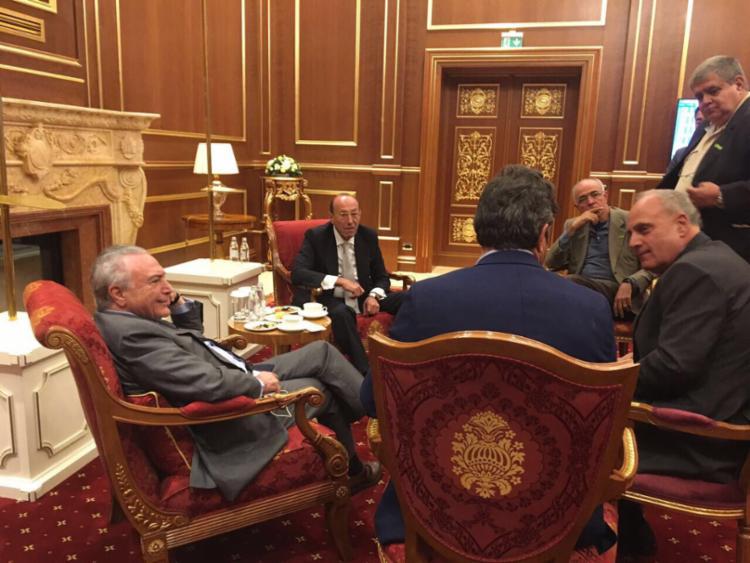 Temer em reunião com empresários no Cazaquistão (Foto: Reprodução | Twitter) Temer em reunião com empresários no Cazaquistão (Foto: Reprodução | Twitter)