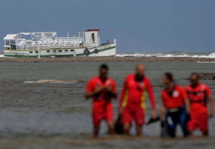A embarcação Cavalo Marinho I naufragou na última quinta, 24 (Foto: Raul Spinassé | Ag. A TARDE)