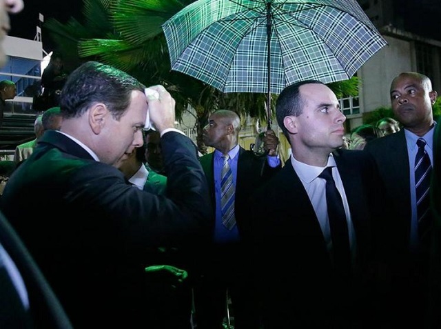 João Doria limpa a testa suja de ovo com lenço e diz para manifestantes 'jogarem ovo lá na Venezuela' (Foto: Mila Cordeiro l Ag. A TARDE) João Doria limpa a testa suja de ovo com lenço e diz para manifestantes 'jogarem ovo lá na Venezuela' (Foto: Mila Cordeiro l Ag. A TARDE)