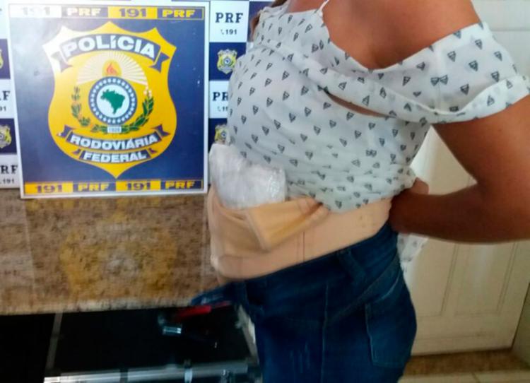 Ela viajava com uma filha menor e pretendia levar a droga para Ilhéus (Foto: Divulgação | PRF) Ela viajava com uma filha menor e pretendia levar a droga para Ilhéus (Foto: Divulgação | PRF)