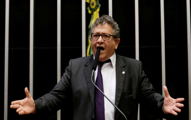 Num discurso inflamado, Caetano disse que votava contra o relatório, e que o governo é uma 'quadrilha instalada no congresso Nacional' Num discurso inflamado, Caetano disse que votava contra o relatório, e que o governo é uma 'quadrilha instalada no congresso Nacional'