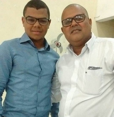 Cleilton Sliva - camisa branca; na companhia de seu filho, Henrique Nunes Silva
