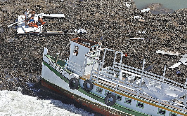 Acidente com a lancha Cavalo Marinho I aconteceu cerca de dez minutos após início da travessia e 200 metros distante da área de atracação (Foto: Marina Silva/CORREIO) Acidente com a lancha Cavalo Marinho I aconteceu cerca de dez minutos após início da travessia e 200 metros distante da área de atracação (Foto: Marina Silva/CORREIO)