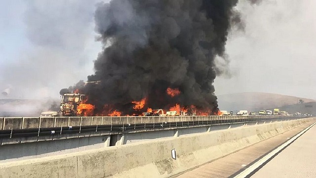Segundo o Corpo de Bombeiros, a vítima fatal caiu do viaduto após a colisão (Foto: Divulgação/Corpo de Bombeiros) Segundo o Corpo de Bombeiros, a vítima fatal caiu do viaduto após a colisão (Foto: Divulgação/Corpo de Bombeiros)
