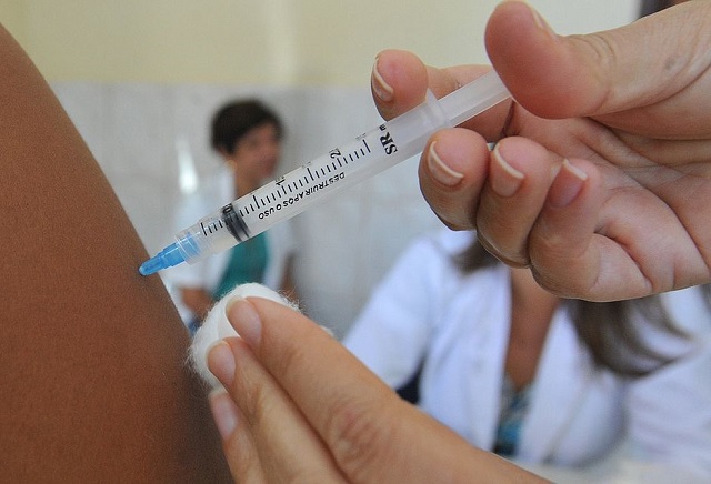 Medida será realizada em municípios com estoque de vacinas com validade até setembro (Foto: EBC) Medida será realizada em municípios com estoque de vacinas com validade até setembro (Foto: EBC)