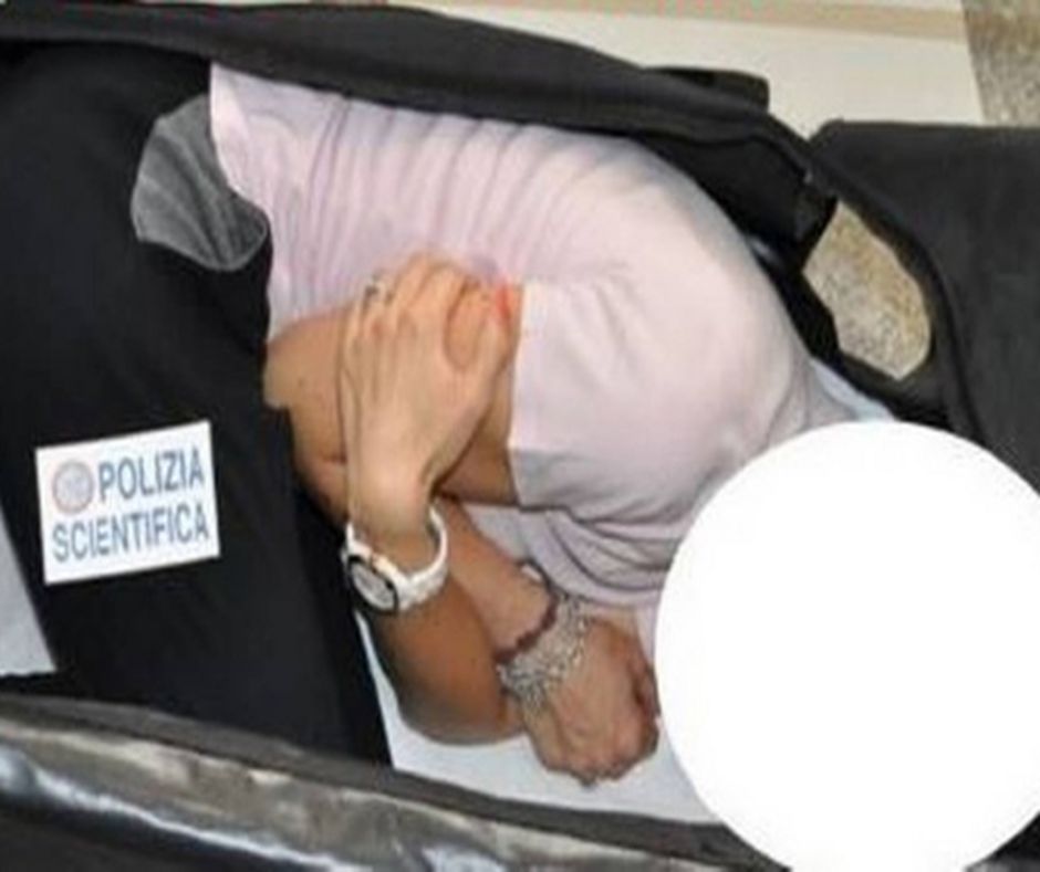 Segundo informações da polícia, os sequestradores drogaram e algemaram a modelo e a colocaram dentro de uma mala Segundo informações da polícia, os sequestradores drogaram e algemaram a modelo e a colocaram dentro de uma mala