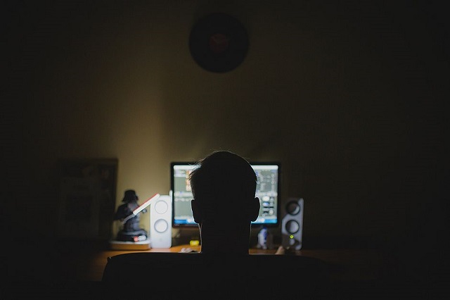 O homem chegou a obrigar a ex-namorada a se masturbar com o uso de vibradores e a introduzir outros objetos na vagina e, registrar tudo com imagens para ele