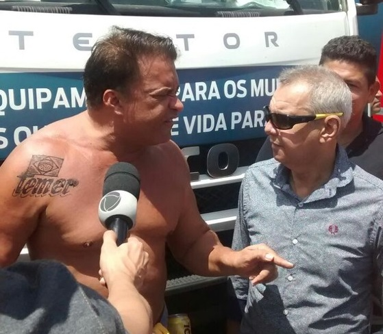 Deputado federal Wladimir Costa (SD-PA) sem camisa em cerimônia e expõe tatuagem com o nome de Temer (Foto: Diário do Pará/divulgação)
