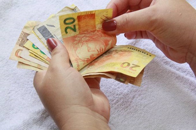 A LDO estipula o aumento do salário mínimo de R$ 937 para R$ 979