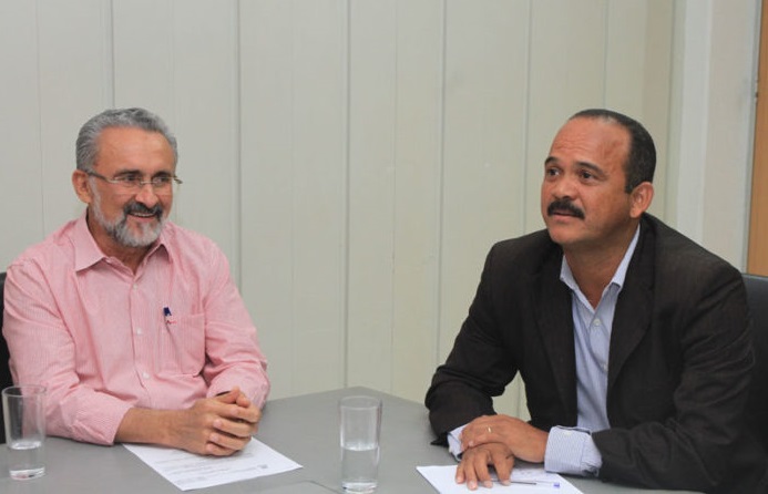 Segundo a denúncia, o prefeito Antonio Elinaldo (DEM) paga fatura do ex- prefeito Ademar Delgado Segundo a denúncia, o prefeito Antonio Elinaldo (DEM) paga fatura do ex- prefeito Ademar Delgado