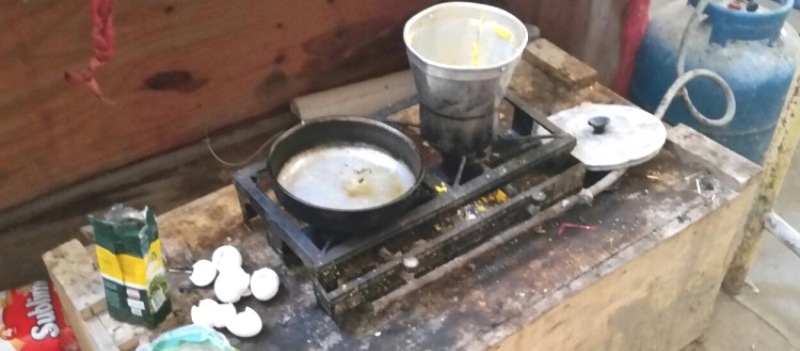 De acordo com o laudo do MTE, o grupo não possuía local adequado para refeições, que eram preparadas pelos próprios empregados com o uso de um fogão portátil ligado a um botijão de gás (Foto: divulgação/MTE)De acordo com o laudo do MTE, o grupo não possuía local adequado para refeições, que eram preparadas pelos próprios empregados com o uso de um fogão portátil ligado a um botijão de gás (Foto: divulgação/MTE)