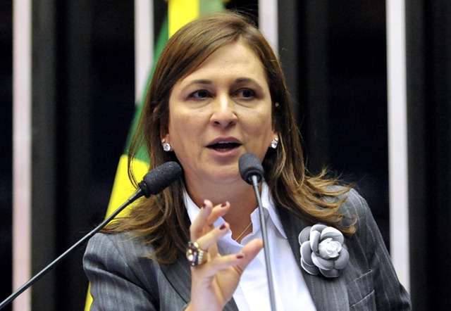 Conhecida pelo estilo de não levar desaforo para casa, a senadora Kátia Abreu (PMDB-TO) reagiu com pedradas contra o colega e correligionário Romero Jucá (RR), que quer expulsá-la do partido por não assumir a defesa de Temer