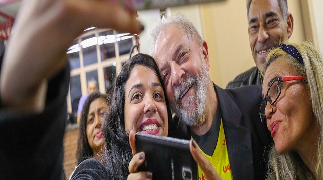 A nova rodada da pesquisa CUT-Vox Populi, realizada entre os dias 29 e 31 de julho, mostra que o ex-presidente Lula lidera as intenções de voto para presidência da República no segundo turno nos quatro cenários pesquisados A nova rodada da pesquisa CUT-Vox Populi, realizada entre os dias 29 e 31 de julho, mostra que o ex-presidente Lula lidera as intenções de voto para presidência da República no segundo turno nos quatro cenários pesquisados