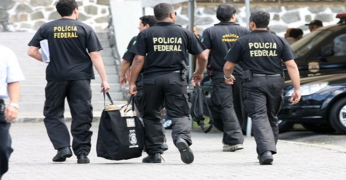 Ao todo, quatro mandados de busca e apreensão são cumpridos Ao todo, quatro mandados de busca e apreensão são cumpridos