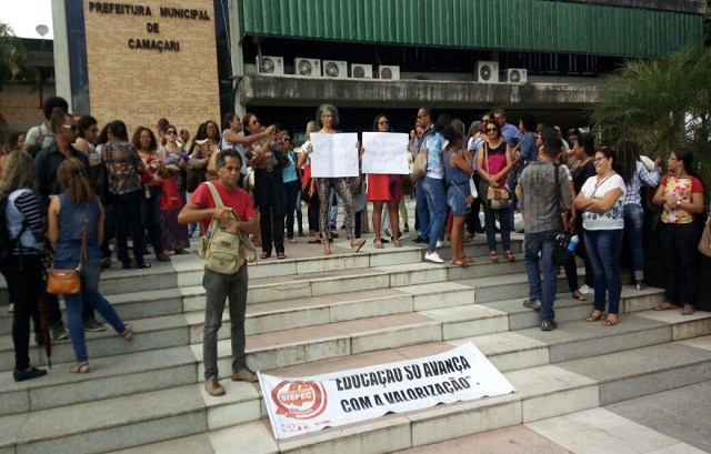 No paço municipal os educadores se pronunciaram contra o reajuste zero e em defesa da luta por uma educação pública de qualidade