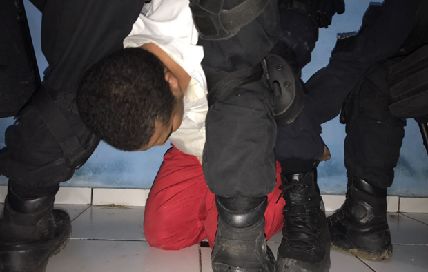 Enildo de Jesus é detido por PMs; ele responderá por cárcere privado e lesão corporal (Foto: SSP/Divulgação) Enildo de Jesus é detido por PMs; ele responderá por cárcere privado e lesão corporal (Foto: SSP/Divulgação)