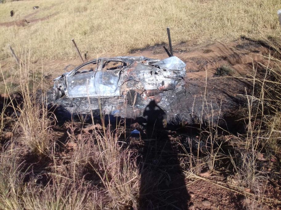 Carro perdeu o controle e saiu da pista antes de bater em árvore (Foto: Blog do Sigi Vilares)