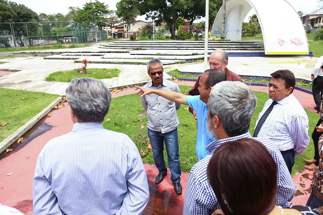 Prefeito e secretariado durante vistoria na praça da Noite, na Gleba A (Foto: Thiago Canuto) Prefeito e secretariado durante vistoria na praça da Noite, na Gleba A (Foto: Thiago Canuto)