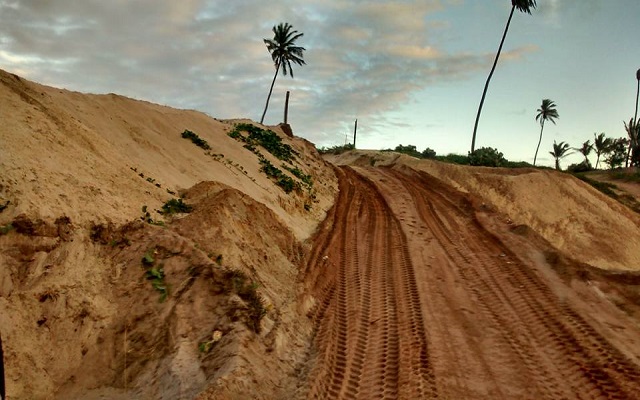 De acordo com Fabiana, acabaram com as Dunas que servem de barreira natural à invasão da água do mar (Foto: Fabiana Franco)
