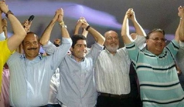 Então candidato Antônio Elinaldo (DEM) ao lado do prefeito de Salvador ACM Neto (DEM), do seu então candidato a vice José Tude (PMDB) e do então ministro Geddel Vieira Lima (PMDB), este, atualmente em prisão domiciliar, por corrupção.