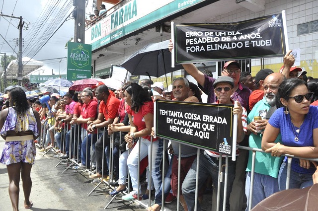 Oposição protestou durante o desfile