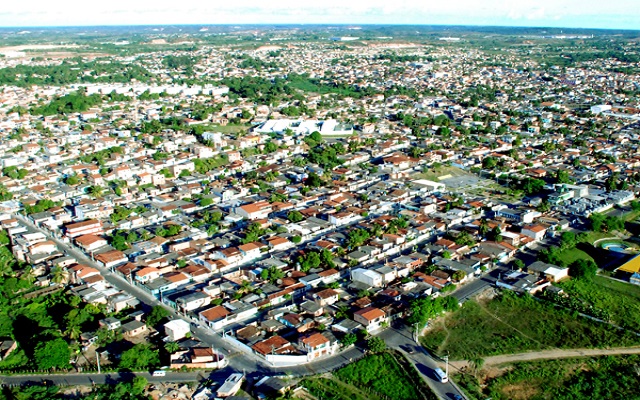Foi às margens do Rio Joanes que, nove anos após a fundação da Cidade do Salvador, em 1558, padres jesuítas vieram em missão para as terras que deram origem à Camaçari