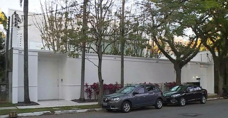 Policiais federais fazem buscas na casa de Joesley (Foto: Reprodução | TV Globo)