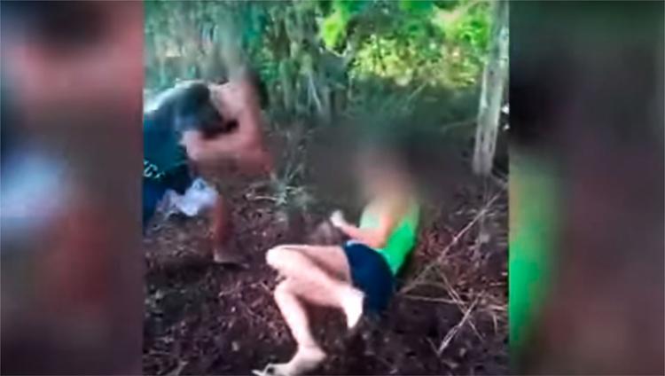 A vítima foi espancada com socos e pauladas (Foto: Reprodução | YouTube)