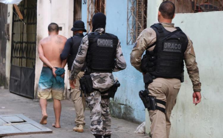 Operação em localidades do bairro, que resultou em prisões, começou na madrugada (Foto: Alberto Maraux | Divulgação | SSP) Operação em localidades do bairro, que resultou em prisões, começou na madrugada (Foto: Alberto Maraux | Divulgação | SSP)