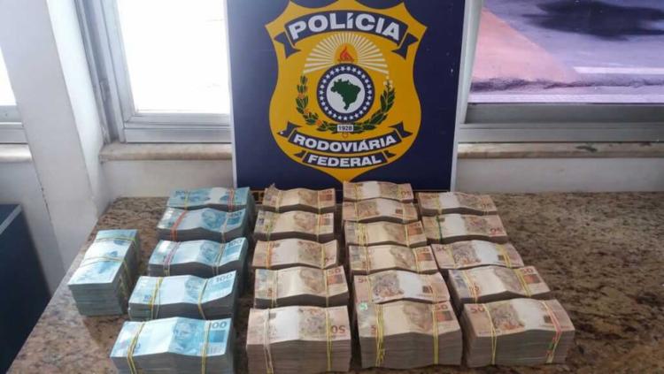 A quantia estava em uma mala e foi encontrada durante fiscalização de rotina (Foto: Divulgação | PRF) A quantia estava em uma mala e foi encontrada durante fiscalização de rotina (Foto: Divulgação | PRF)