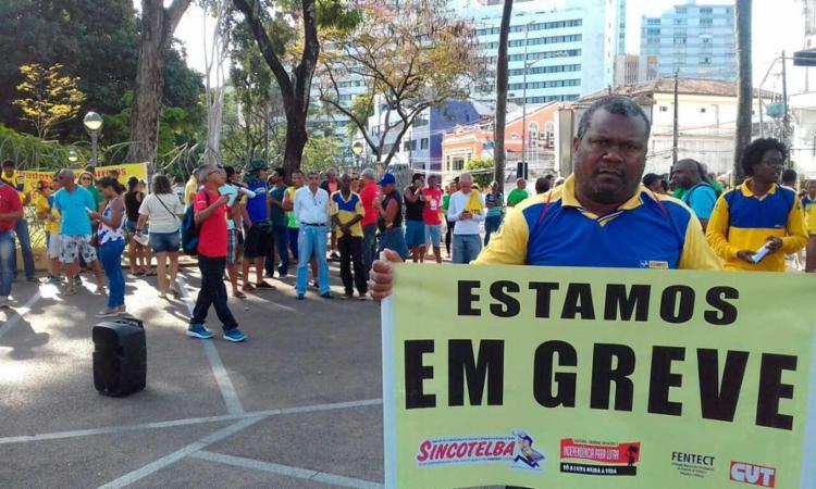 A classe está em greve desde o dia 19; em Salvador, trabalhadores protestaram (Foto: Joá Souza | Ag. A TARDE) A classe está em greve desde o dia 19; em Salvador, trabalhadores protestaram (Foto: Joá Souza | Ag. A TARDE)