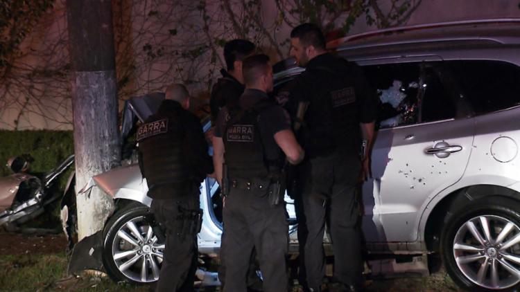 Três suspeitos morreram dentro do carro, que foi alvejado (Foto: Reprodução | TV Globo | Almir Padial) Três suspeitos morreram dentro do carro, que foi alvejado (Foto: Reprodução | TV Globo | Almir Padial)
