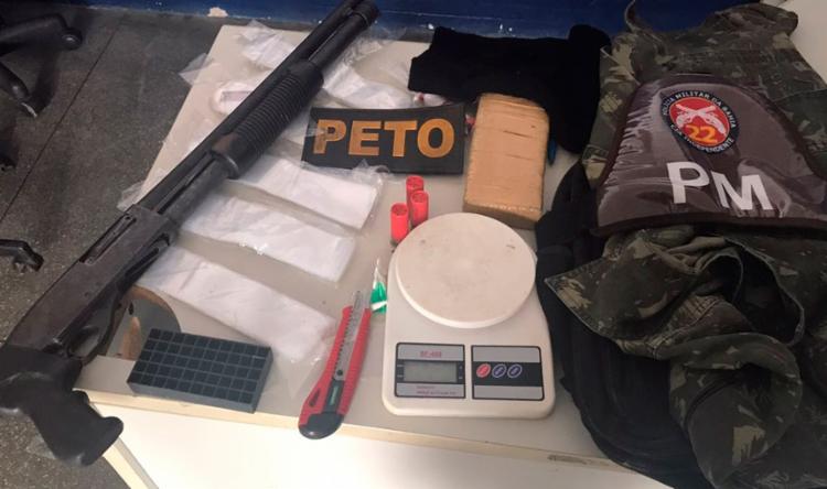 Com o trio, a polícia ainda encontrou munições e roupa camuflada (Foto: Divulgação | SSP-BA) Com o trio, a polícia ainda encontrou munições e roupa camuflada (Foto: Divulgação | SSP-BA)