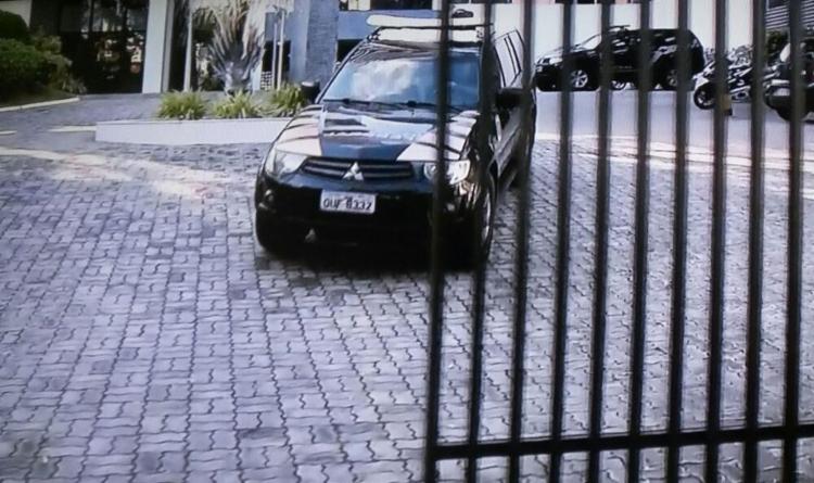Geddel deixou o prédio no banco traseiro da viatura (Foto: Reprodução | TV Bahia) Geddel deixou o prédio no banco traseiro da viatura (Foto: Reprodução | TV Bahia)