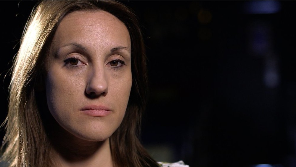 'Você sabe que ama sua família, mas sabe disso apenas em termos acadêmicos - em vez de sentir (amor) do jeito normal', explica a britânica Sarah (Foto: BBC)