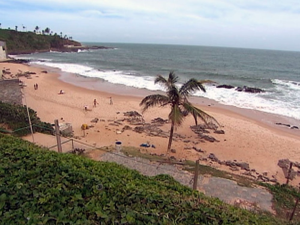 Um das praias impróprias em Salvador é a do Rio Vermelho (Foto: Reprodução/TV Bahia)