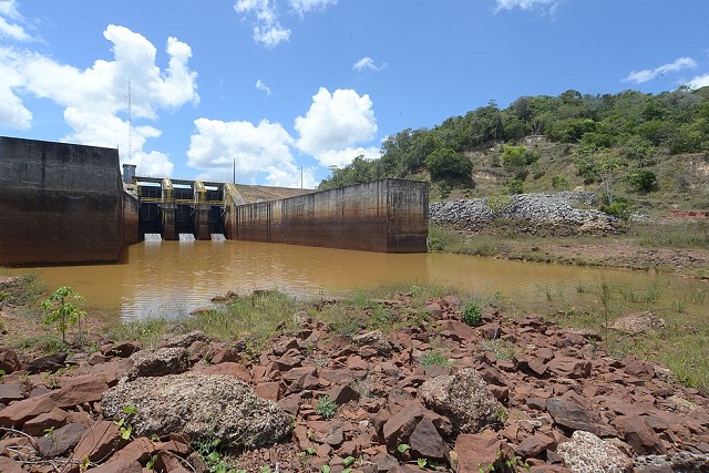Das 366 cidades abastecidas pela Embasa, 11% delas deixaram de ter o fornecimento de água diário (Foto: Betto Jr./Arquivo CORREIO)