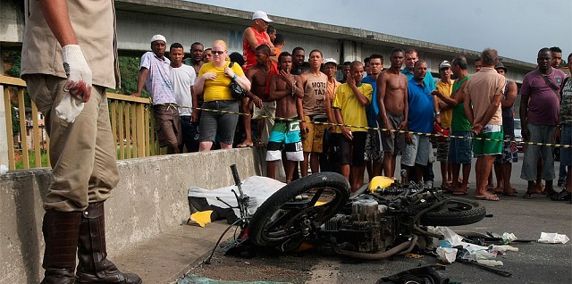 Em 15 anos, número de motociclistas mortos no trânsito ultrapassou o de ocupantes de carros (Foto: Arquivo CORREIO) Em 15 anos, número de motociclistas mortos no trânsito ultrapassou o de ocupantes de carros (Foto: Arquivo CORREIO)