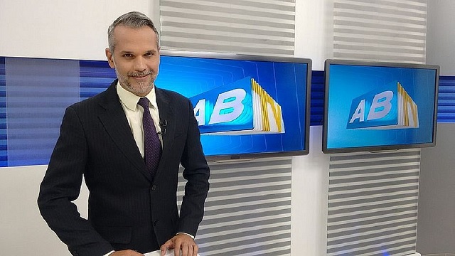 O jornalista foi atingido na cabeça numa troca de tiros entre policiais e assaltantes em Caruaru (Mavian Barbosa/Divulgação) O jornalista foi atingido na cabeça numa troca de tiros entre policiais e assaltantes em Caruaru (Mavian Barbosa/Divulgação)