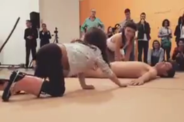 Apresentação também aconteceu em Salvador, onde outra criança interagiu com artista (Foto: Reprodução) Apresentação também aconteceu em Salvador, onde outra criança interagiu com artista (Foto: Reprodução)