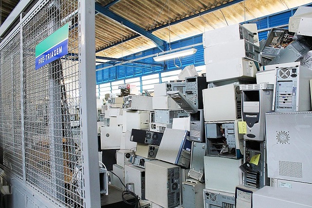 O reaproveitamento de peças compostas por materiais como ferro e alumínio ajuda a evitar a contaminação do meio ambiente (Foto: Usp Imagens)