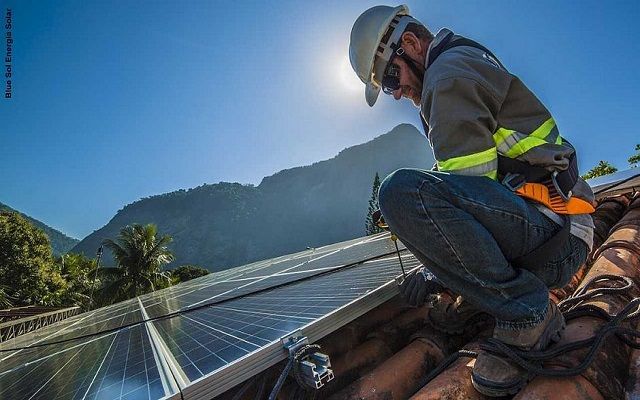 Desde abril de 2012 que os brasileiros têm a possibilidade de deixar de ser apenas consumidores de energia, passando também ao status de produtores (Foto: Blue Sol Energia Solar / Divulgação) Desde abril de 2012 que os brasileiros têm a possibilidade de deixar de ser apenas consumidores de energia, passando também ao status de produtores (Foto: Blue Sol Energia Solar / Divulgação)