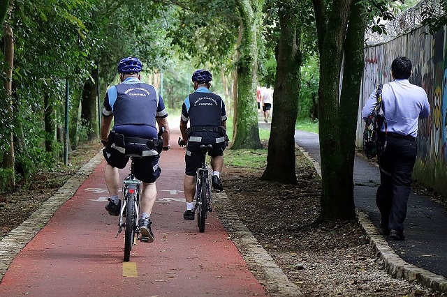 Ao contrário do carro, a bicicleta é um meio econômico, limpo, saudável e prático