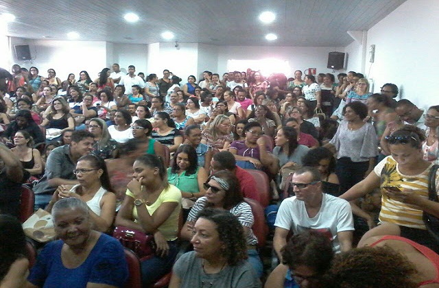 Professores foram convocados pelo SISPEC para uma assembleia às 14 horas desta segunda, 03, no Teatro Alberto Martins Professores foram convocados pelo SISPEC para uma assembleia às 14 horas desta segunda, 03, no Teatro Alberto Martins