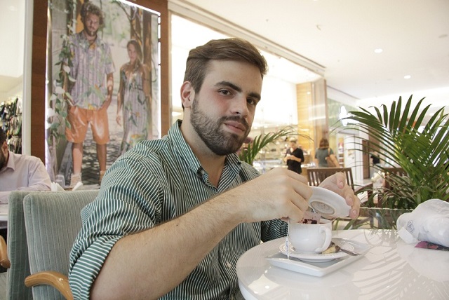'Eu gosto mesmo, tomo quase todo dia', diz o administrador Adriano Amaral, que toma chá para emagrecer (Foto: Almiro Lopes/CORREIO)