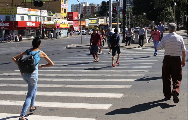 Pedestres que andarem pelo meio da rua ou atravessarem fora da faixa receberão multa de R$44,19