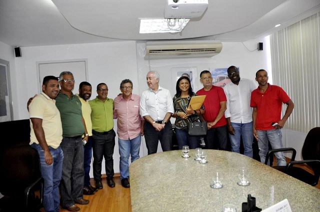 Caetano articulou uma reunião entre os vereadores de Camaçari e os moradores das comunidades de Monte Gordo e Barra do Jacuípe com o secretário de Infraestrutura do estado da Bahia, Marcos Cavalcanti Caetano articulou uma reunião entre os vereadores de Camaçari e os moradores das comunidades de Monte Gordo e Barra do Jacuípe com o secretário de Infraestrutura do estado da Bahia, Marcos Cavalcanti