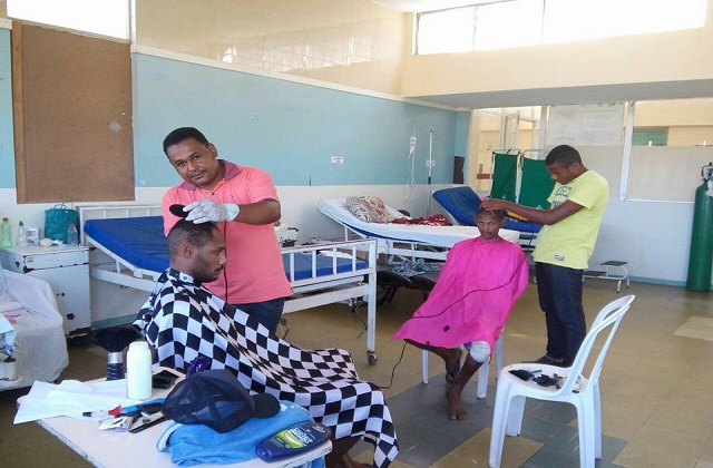 Edimilson Teixeira - camisa rosa, faz a alegria dos pacientes masculinos internados no HGC (Foto: CFF)