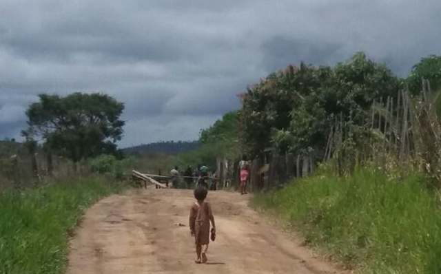 Em uma das propriedades, invasores obrigaram esposa de caseiro a preparar comida Em uma das propriedades, invasores obrigaram esposa de caseiro a preparar comida