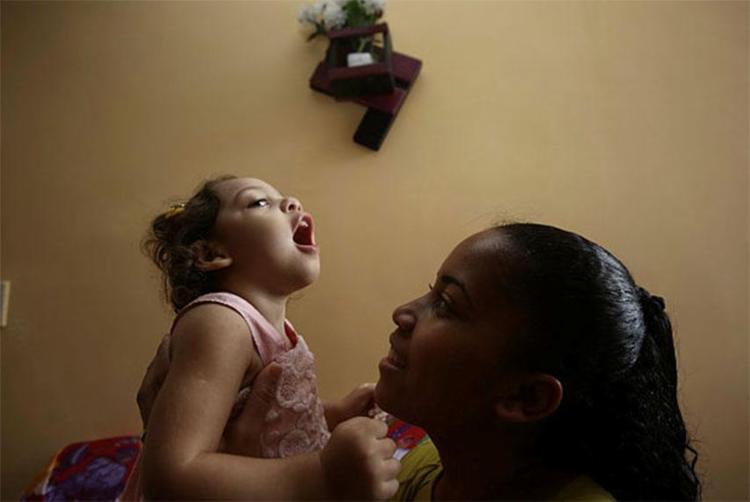 Joenice Figueredos, 24, e a filha Kesia Rayssa, 2, moram em Simões Filho (Foto: Joá Souza | Ag. A TARDE) Joenice Figueredos, 24, e a filha Kesia Rayssa, 2, moram em Simões Filho (Foto: Joá Souza | Ag. A TARDE)